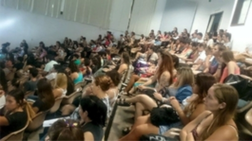 Imagen del auditorio con alumnos ingresantes de la Facultad de Ciencias VeterInarias.